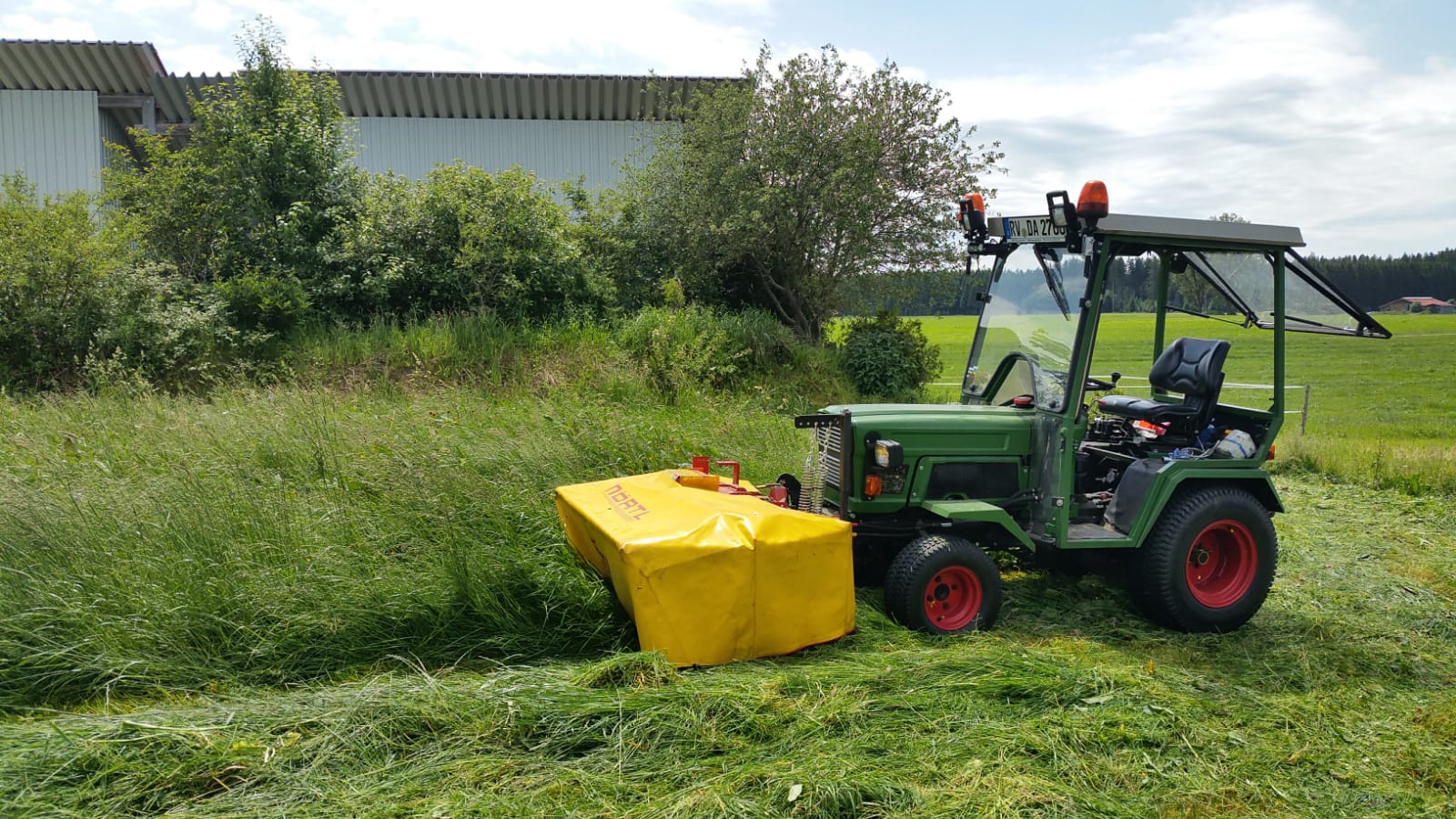 Hakotrac 2700 DA mit Mörtl FTL 130 Front Mähwerk